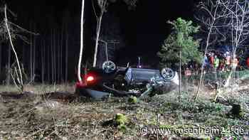Heftiger Unfall in Oberbayern: Auto landet auf Dach – vier Insassen teils schwer verletzt