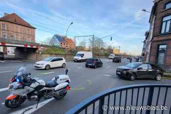 Twee personen naar ziekenhuis na ongeval aan verkeerslichten: één rijstrook versperd