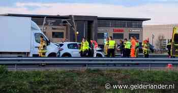Kleine vrachtwagen botst achter op auto: vrouw gewond naar het ziekenhuis