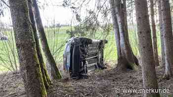 Von Bäumen gestoppt: 19-Jährige überschlägt sich mehrfach mit Auto