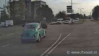 VIDEO | Oost op het Asfalt: Kever op bomvolle kruising door het pimpelpaarse licht