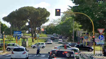 Ferma con l'auto al semaforo viene rapinata della borsa