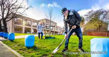 Schoolconciërge schept dagelijks hondendrollen: ‘Ik gooide alles bij elkaar, dat werd een hele poepberg’