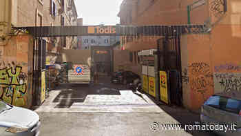 Chiede soldi ai clienti del supermercato, al rifiuto li aggredisce e si spoglia in strada