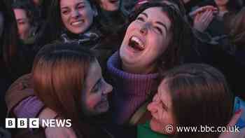 France makes abortion a constitutional right