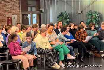 Honderdtal mensen repeteren voor ‘vals zingend koor’ van Monique Van Hoolst (66) uit De Droomfabriek