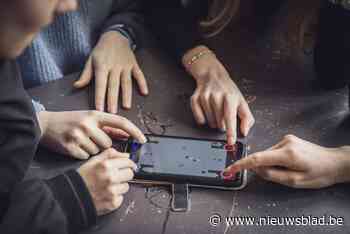 Om de les niet te verstoren, verdwijnen de smartphones van leerlingen in IMS Borgerhout in een zak: “Toen mijn gsm kapot was, moest ik huilen”
