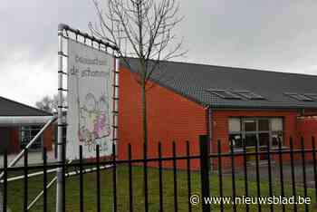 Bus met schoolkinderen botst tegen vangrail nadat chauffeur in slaap valt