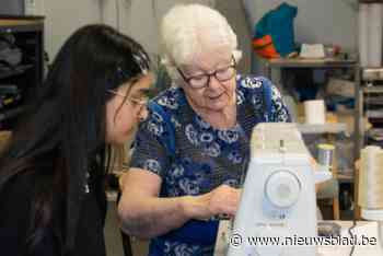 ‘Oma Nadia’ is 79 en doet vrijwilligerswerk tussen de studenten: “Ik zoek steeds nieuwe uitdagingen”