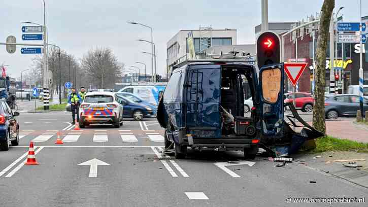 Gasfles ontploft in bestelbus: chauffeur gewond naar ziekenhuis
