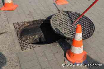 Knipperlichtrelatie escaleert: man gooit riooldeksel door raam voordeur