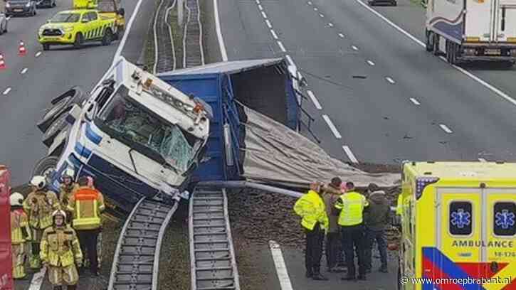 Flinke vertraging op A27 door gekantelde vrachtwagen middenberm