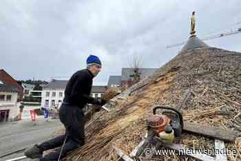 Toine (67) knapt dak van Lummen kiosk op met riet uit… China: “Zelfs met paard krijg je het niet omvergetrokken”