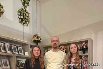 Nederlands popduo Lies & Saar brengen verrassingsbezoek aan Lierse begrafenisondernemer Mario