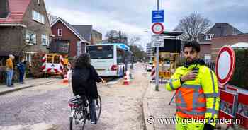 Verkeersregelaars blijven nog een dag om verkeer rond afgesloten Velperweg in goede banen te leiden