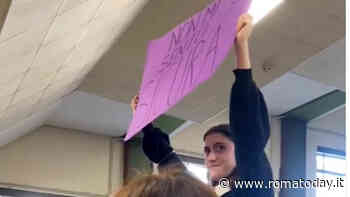Molestie alla Sapienza, studentessa mostra un cartello e blocca la lezione: "Non mi sento sicura"