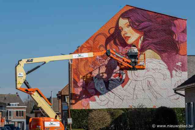 Internationale artieste versiert gevel  in Kalfort: ‘mural’ toont oude legende over Onze-Lieve-Vrouw ten Traan