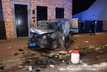 Auto ramt tegenligger en rijdt in op gevel, twee chauffeurs in levensgevaar weggebracht