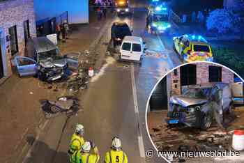 Auto ramt tegenligger en rijdt op gevel, twee chauffeurs in levensgevaar