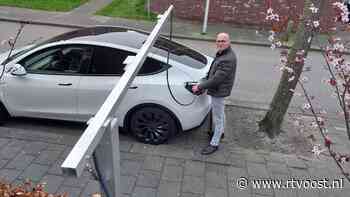 Klaas blijft zijn Tesla opladen met hefboom vanuit zijn tuin. "Niemand heeft hier last van"