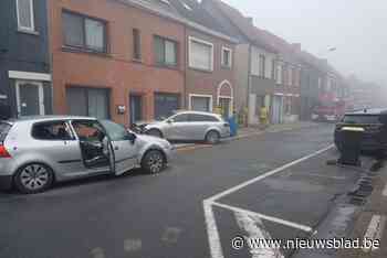 Eén persoon in levensgevaar afgevoerd na zware frontale aanrijding: auto tegen gevel van woning