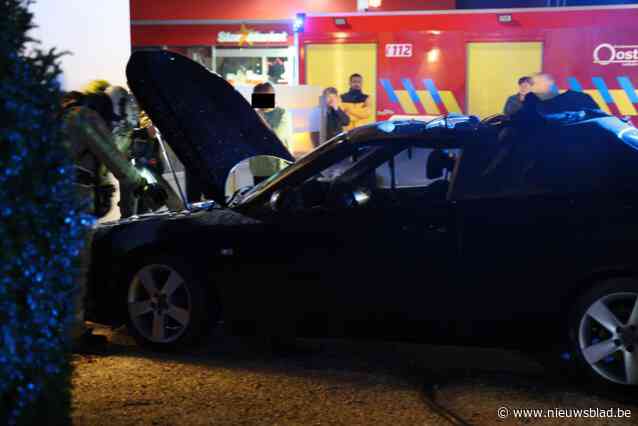 Cabrio brandt uit op parking restaurant