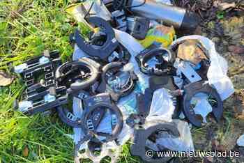 Sluikstort mogelijk van fietsendief: tiental sloten teruggevonden in berm