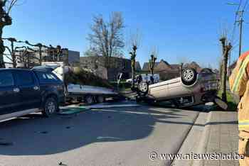 Auto ramt geparkeerd voertuig van tuinaannemer en eindigt op dak