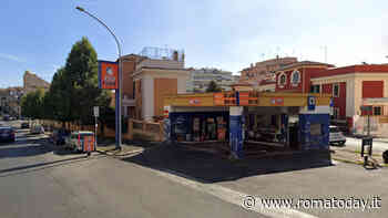 Rapina al distributore: benzinaio minacciato con una pistola