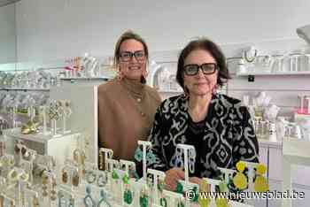 Zussen Sandrine (54) en Anja (59) verhuizen met accessoirewinkel naar Grote Markt: “Qua passage is het een wereld van verschil”