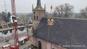 Wat doen de mannen in gele pakken bij de kerk in Vroomshoop?