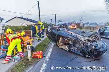Pkw überschlägt sich und landet im Gegenverkehr