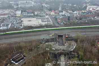 Herford: Bagger beißt Bahnbrücke weg