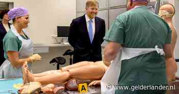 ‘Koning Cluedo’ kijkt ogen uit bij ‘CSI-instituut’: ‘Nu heeft u mijn dna ook’