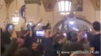 Eklat im Hofbräuhaus München: Lazio-Fans stimmen Faschisten-Lieder an und zeigen „Hitlergruß“