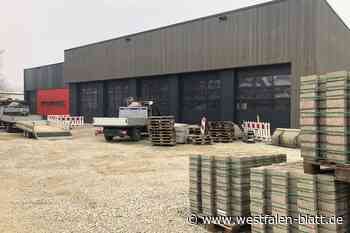 Feuerwehrleute packen kräftig mit an