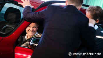 „Ich will selbst fahren“ – Scholz feiert mit Mercedes-Benz die deutsche Autobranche