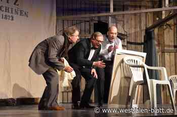 Warburg: „Schtonk“ begeistert 400 Besucher im Pädagogischen Zentrum