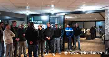 Lange rij voor laatste afscheid De Graafschap-icoon Theo Vergeer: ‘Rust zacht held’