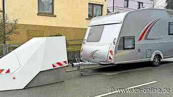 Rottweil: Bürger parkt Anhänger direkt vor Blitzer und wird im Internet gefeiert