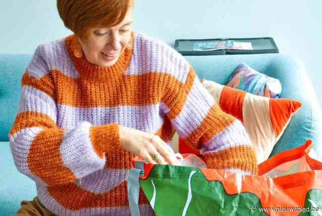 Wendy (43) is eerste schakel in populaire kledingketting: “Grote zak kledij reist rond in de buurt, en wat je leuk vindt mag je houden”