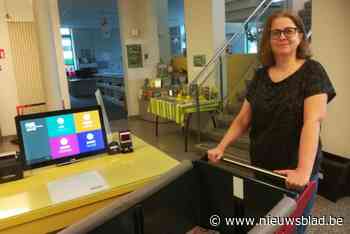 Bibliotheek stelt met infostand vrijwilligers voor aan gebruikers