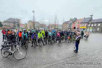 Pastoor zegent fietsers op Marktplein