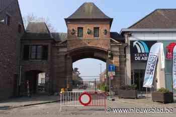 Te hoge vrachtwagen beschadigt historische stadspoort: “We moeten de stabiliteit van het gebouw nu controleren”