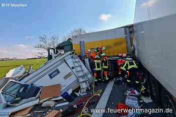 Wohnmobil zwischen vier Lkw eingequetscht