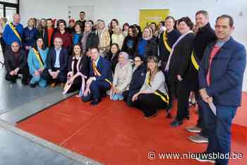 Vlaams minister Rutten stapt met nieuwkomers in taalbad: “Durven oefenen, ook met de nieuwe app, is de boodschap”