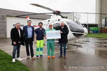 Gemeentebestuur Bredene geeft cheque aan MUG-heli