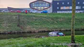 Auto rijdt van dijk en belandt in water