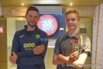 Kim (48) en Gian (14) kijken uit naar internationaal dartstoernooi met alle wereldtoppers ‘achter de hoek’: “Het is een passie geworden”