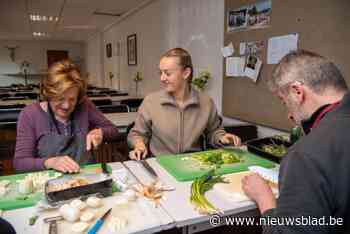 Chloé ‘Kookt’ Lauwers (24) geeft workshop aan vrijwilligers Poverello vzw: “Er komen steeds meer mensen naar de voedselbank”